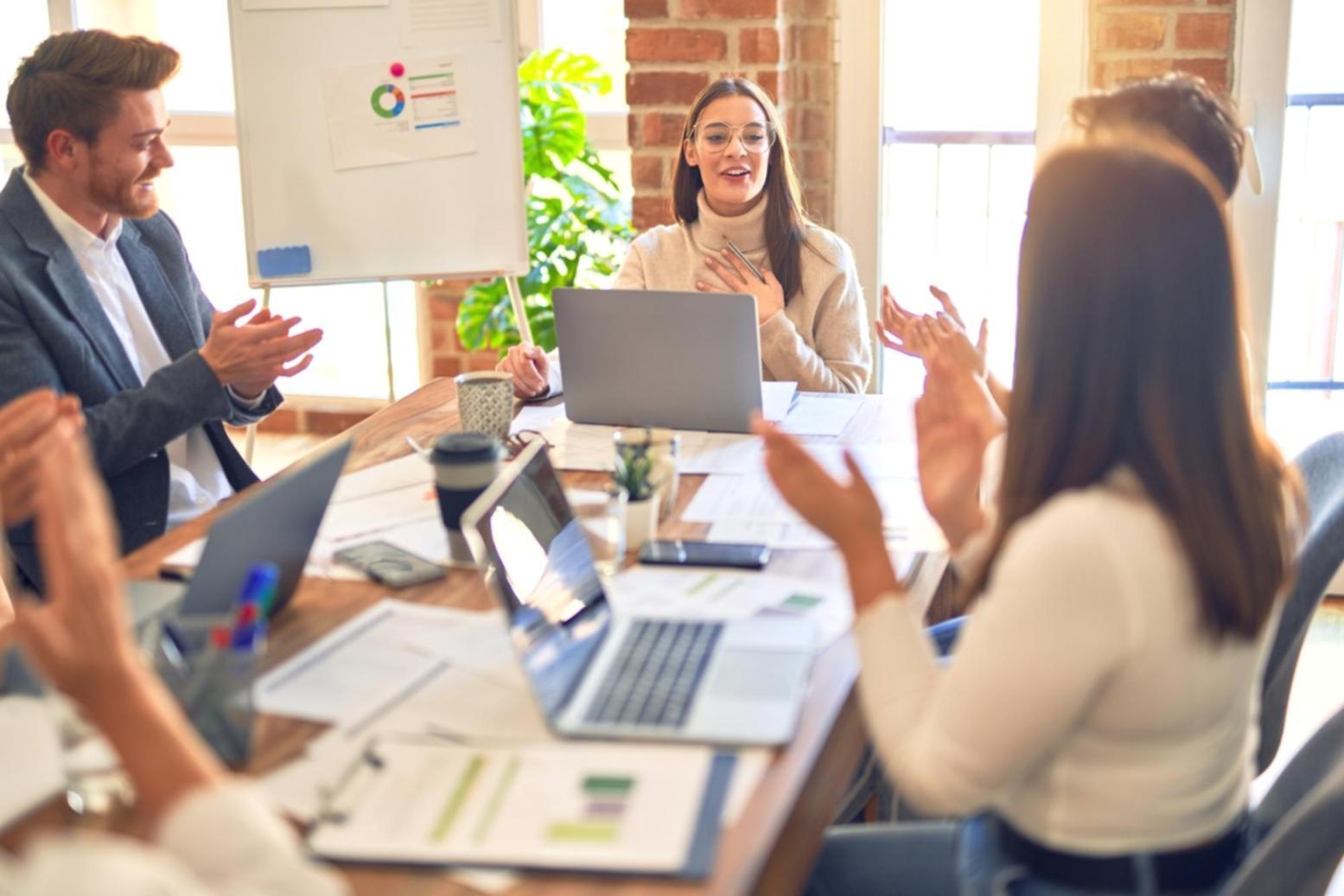 Professionelle Studioausrüstung mit Kamera und Beleuchtung